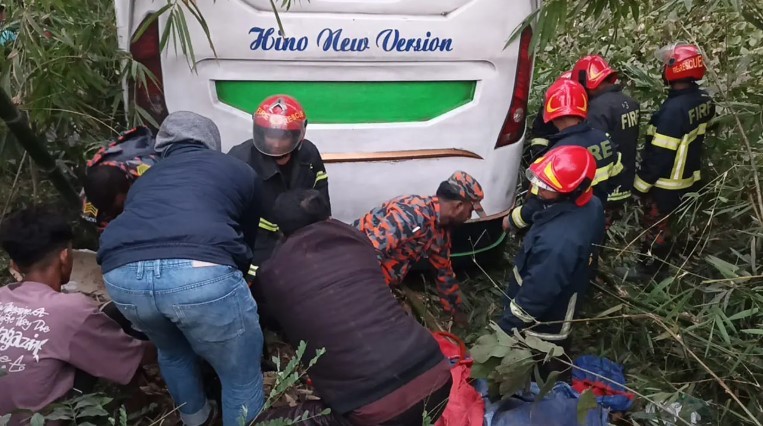 বাস নিয়ন্ত্রণ হারিয়ে খাদে, নিহত ৩